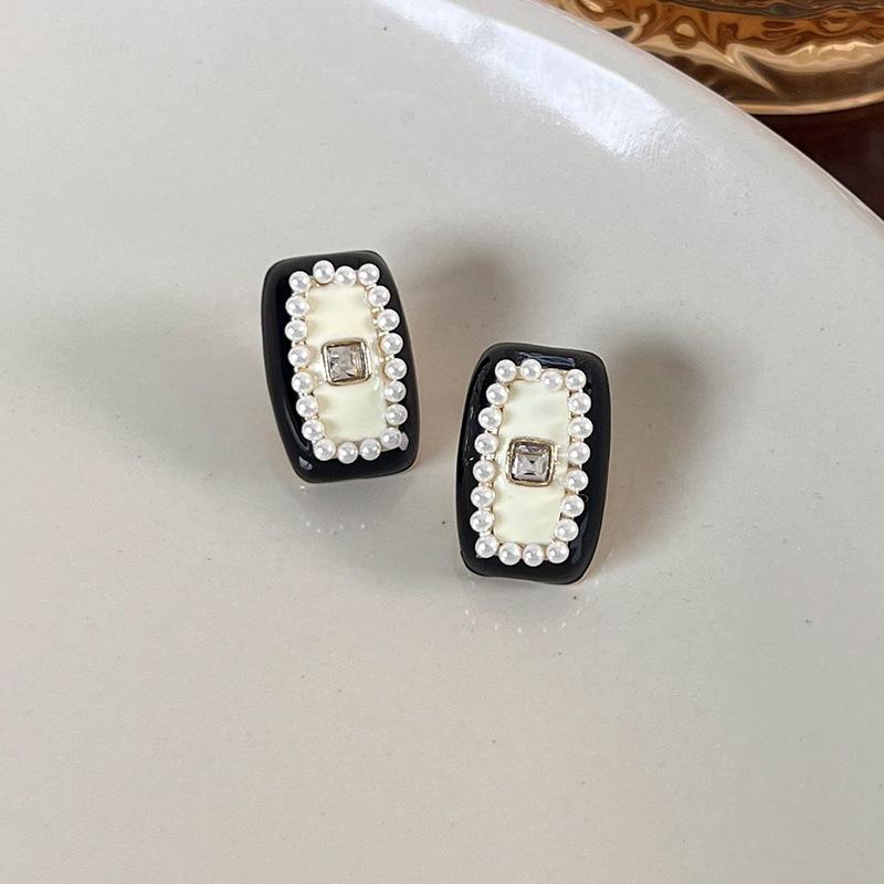 Irregular Geometric Pearl Stud Earrings
