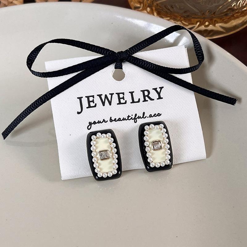 Irregular Geometric Pearl Stud Earrings