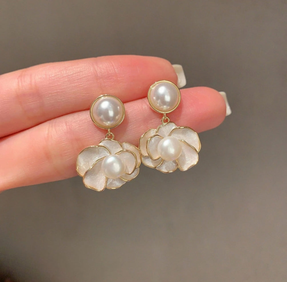Oil-dripping Pearl Flower Stud Earrings