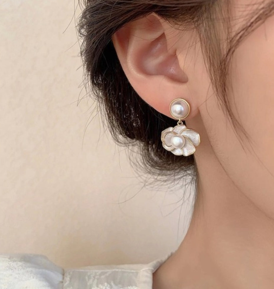 Oil-dripping Pearl Flower Stud Earrings