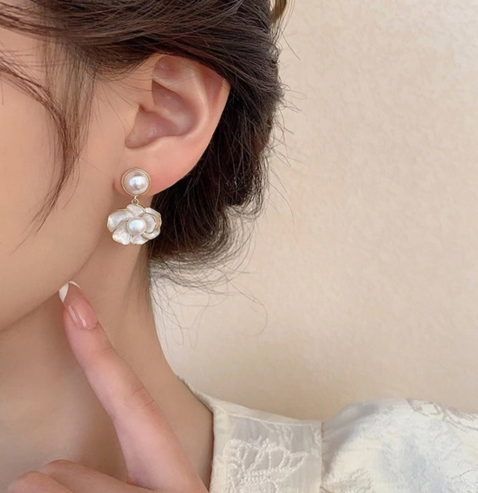 Oil-dripping Pearl Flower Stud Earrings