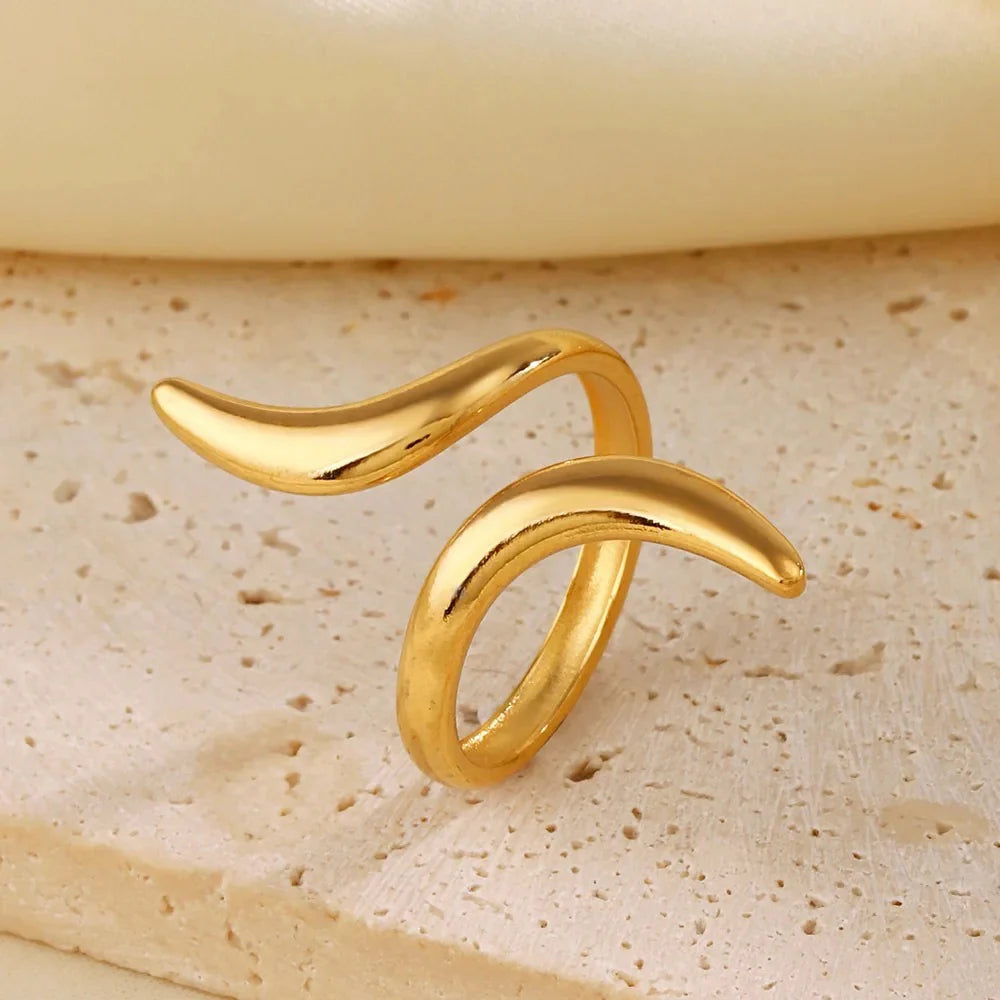Serpentine Line Ripple Ring
