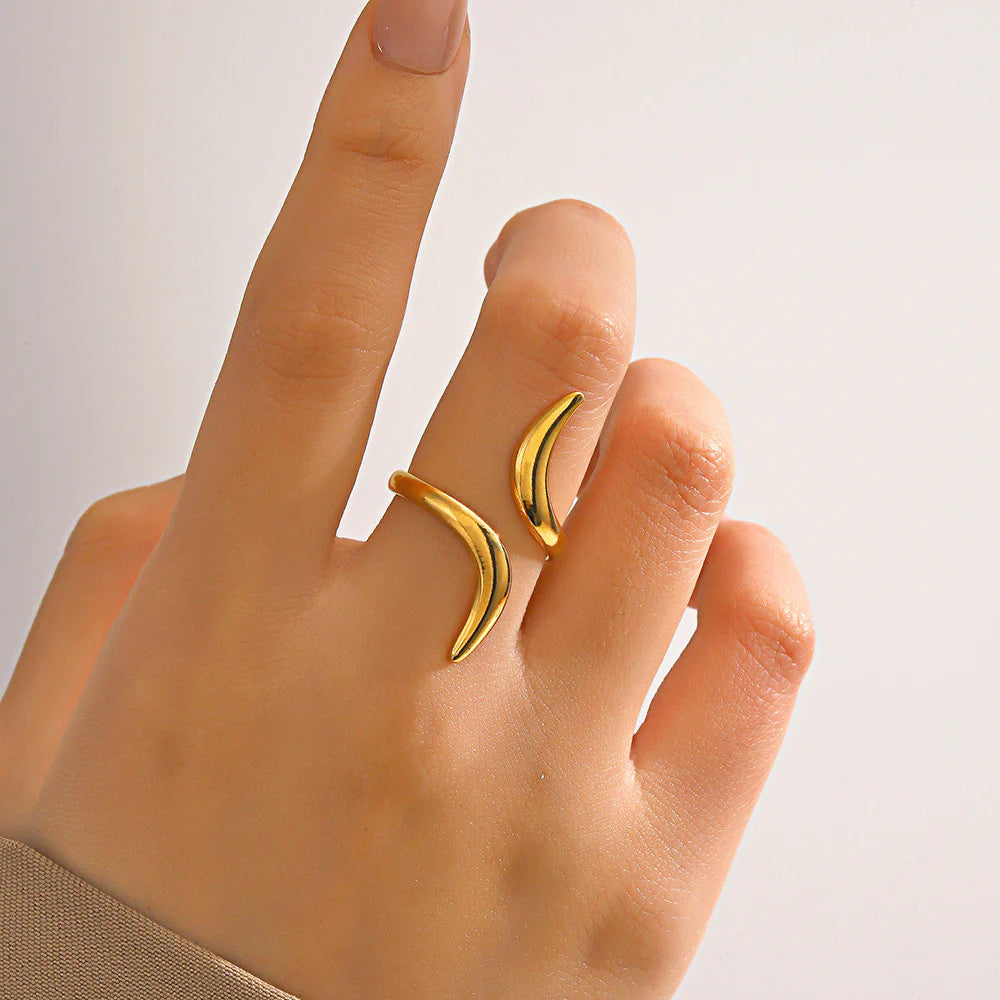 Serpentine Line Ripple Ring